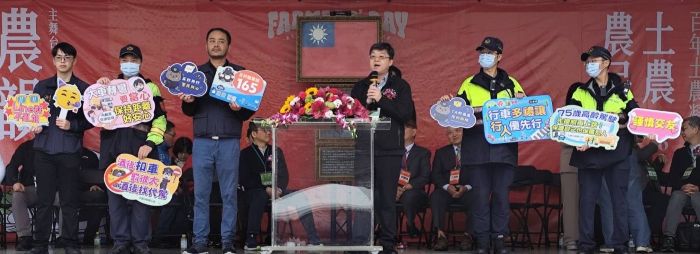 《圖說》土城分局防竊盜、反詐騙與反毒駕宣導，提醒民眾注意隨身財物、防範扒竊，並加強反詐騙觀。〈土城分局提供〉