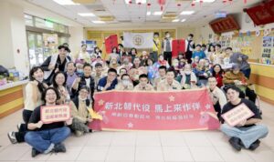 《圖說》新北替代役及備役役男與志工今日前往深坑區健順安養中心公益活動,陪伴長者及身心障礙者提前賀歲,迎接春節到來。〈民政局提供〉