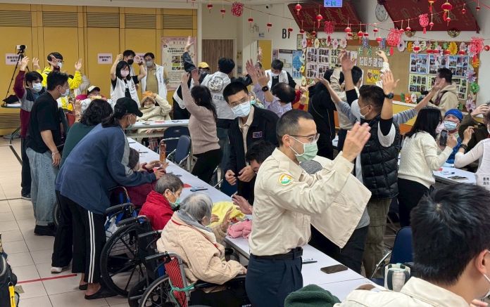 《圖說》役男們透過帶動唱等活動與長輩們一起動動身、動動腦、也動動心。〈民政局提供〉