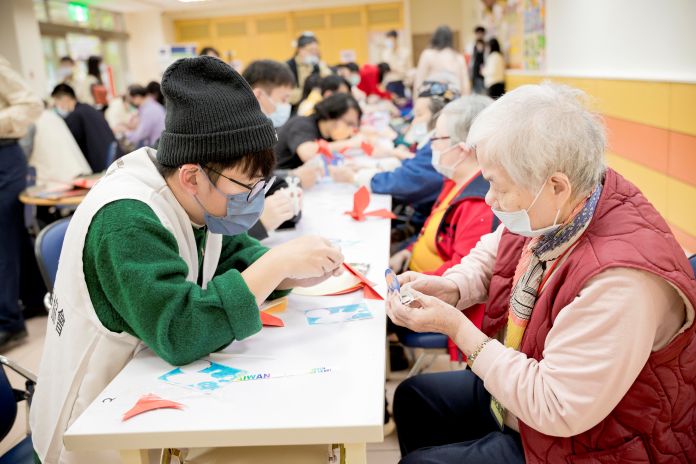 《圖說》折紙祝福活動採取「一對一陪伴」方式,讓每位參與者皆能獲得適切協助與關懷。〈民政局提供〉