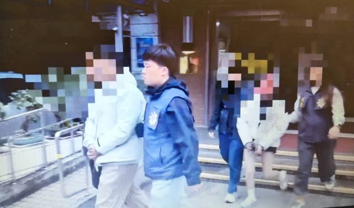 假競技真賭博 永和警破獲德州撲克賭場逮23人 6 《圖說》負責人、工作人員及賭客依賭博罪嫌移送法辦。〈永和分局提供〉