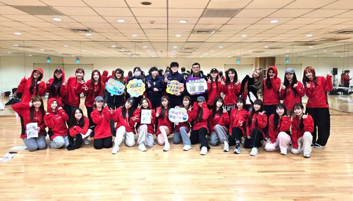 《圖說》新北警婦幼隊與味全龍啦啦隊合影。〈新北警婦幼隊提供〉