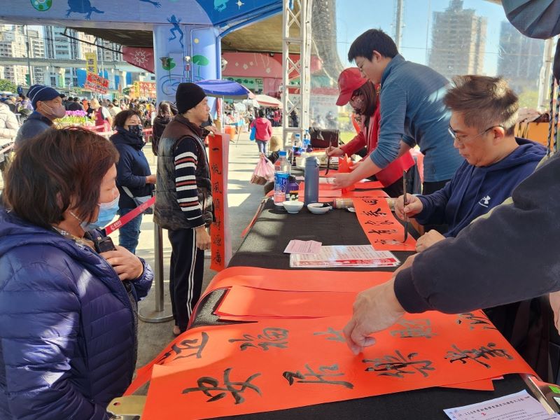 《圖說》重新觀光市集邀請國內三大書法名家親臨現場書寫春聯。〈高灘處提供〉