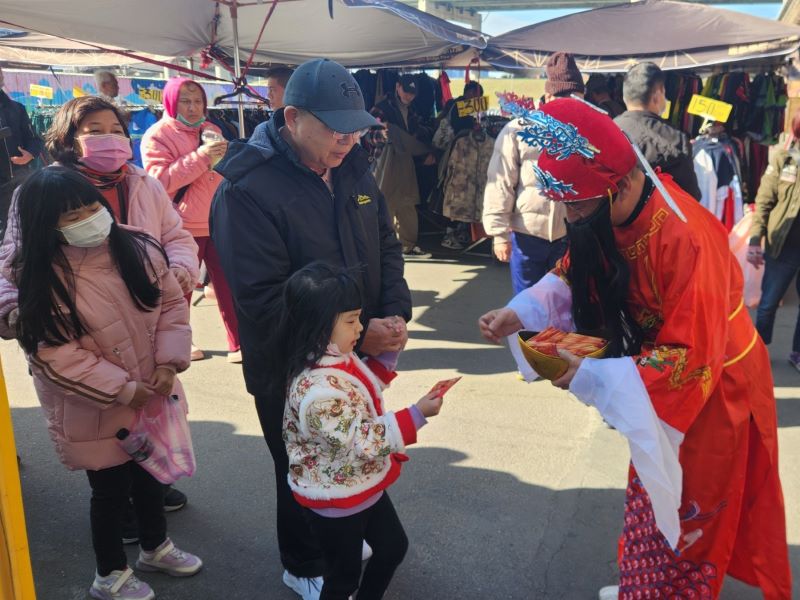 《圖說》重新觀光市集發送發財金吸引民眾前來共襄盛舉。〈高灘處提供〉