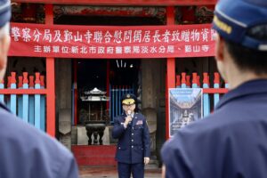 愛不缺席 7旬長者獨居病痛度寒冬 淡水警與鄞山寺親送物資紅包 13 %EF%BC%8C