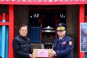 愛不缺席 7旬長者獨居病痛度寒冬 淡水警與鄞山寺親送物資紅包 14 %E4%BA%8C 3