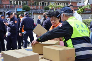 愛不缺席 7旬長者獨居病痛度寒冬 淡水警與鄞山寺親送物資紅包 15 %E4%B8%89 1