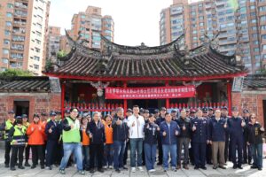 愛不缺席 7旬長者獨居病痛度寒冬 淡水警與鄞山寺親送物資紅包 16 %E5%9B%9B 1