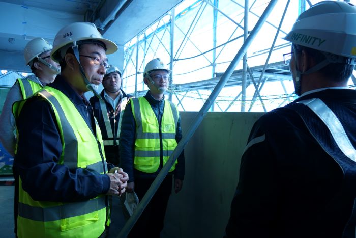 《圖說》新北市交通局副局長曾招雄前往視察長安立體停車場工程,特別提醒施工單位注意外牆鷹架務必牢固。〈交通局提供〉