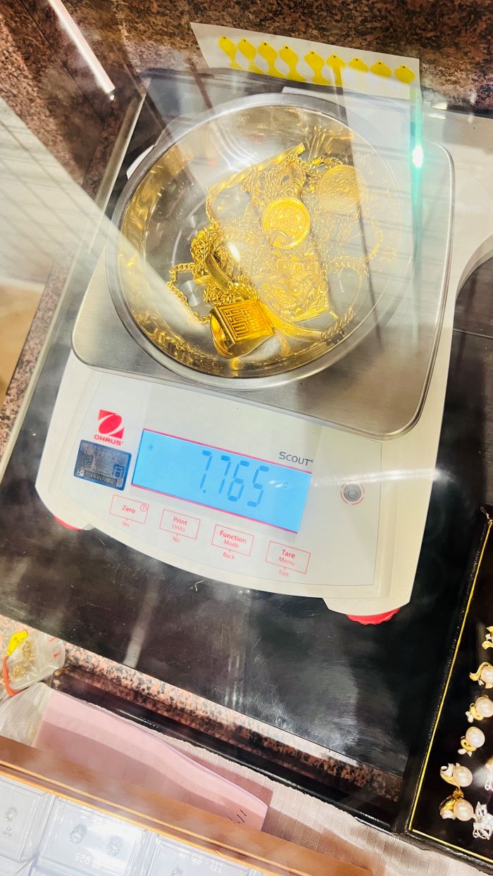 《圖說》金飾經秤重合計7.765兩,換算市值約新臺幣140萬元。〈環保局提供〉