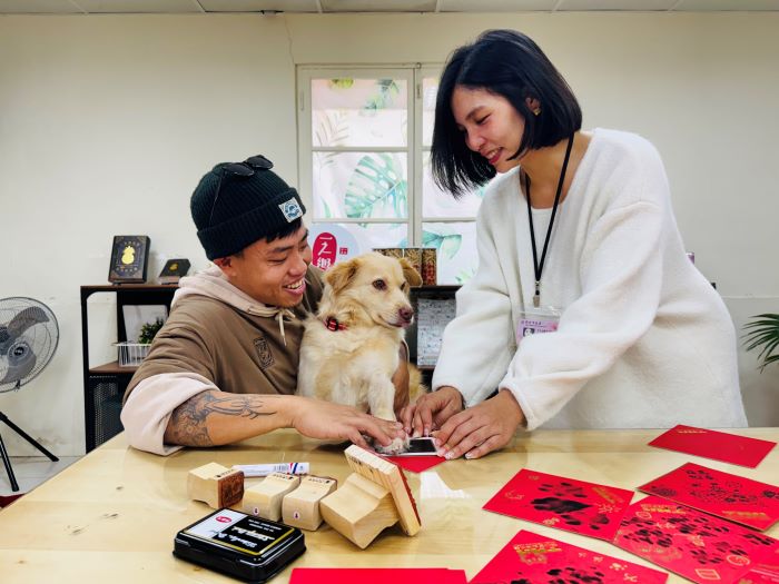 《圖說》淡水古蹟博物館即日起至在淡水紅毛城推出寵物「掌印斗方」DIY,歡迎有興趣的飼主把握機會前來體驗,讓寵物變成農曆春節最萌的裝飾。〈淡古提供〉