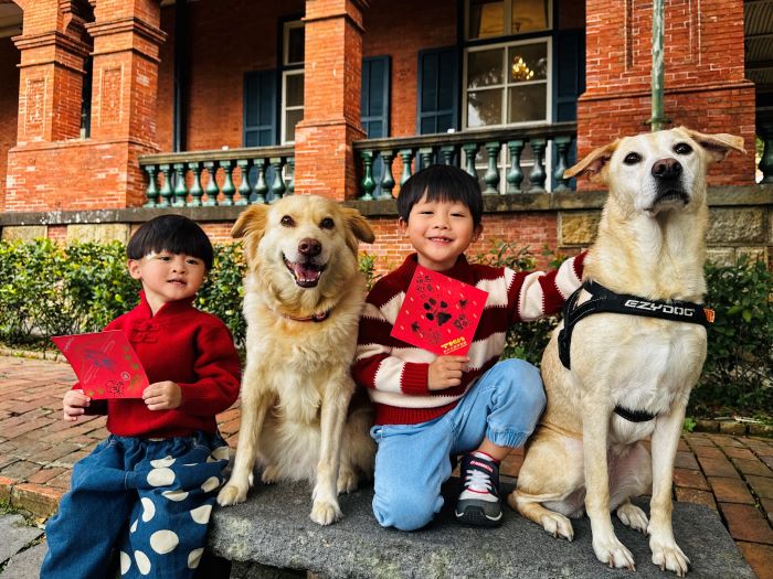 《圖說》獨一無二的寵物「掌印斗方」化身今年過年最可愛的特色春聯,歡迎前來體驗。〈淡古提供〉