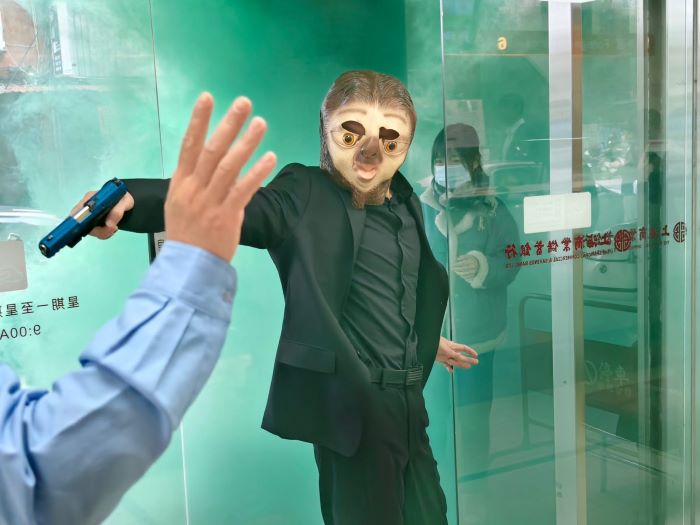 《圖說》三重警結合今年最流行之熱門角色「樹懶Flash」舉辦防搶演練及防詐宣導，過程逼真。〈三重分局提供〉