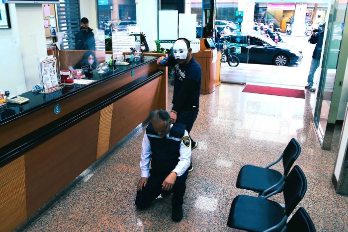 《圖說》海山警攔截圍捕實警演練歹徒衝進銀行開槍，過程太逼真，民眾以為發生搶案。〈海山分局提供〉