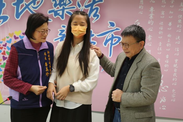 《圖說》安置機構執行長李肇家（右）為小亭進行禱告祝福。〈社會局提供〉