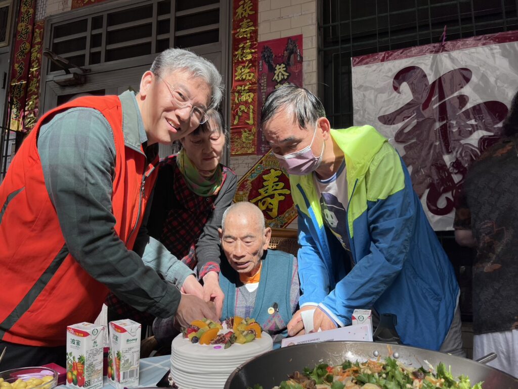 %E5%9C%96%E8%AA%AA4%EF%BC%9A%E7%8E%8B%E8%99%95%E9%95%B7%E3%80%81%E9%A0%85%E4%BC%AF%E4%BC%AF%E5%8F%8A%E5%AE%B6%E4%BA%BA%E4%B8%80%E5%90%8C%E5%88%87%E8%9B%8B%E7%B3%95