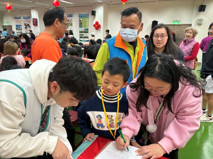 《圖說》鶯歌區公所民眾熱情填寫參與活動拍攝。〈主辦單位提供〉