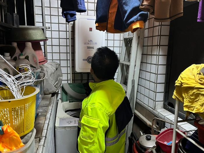 《圖說》消防人員居家訪視，針對具中毒風險的環境提供改善建議。〈消防局提供〉