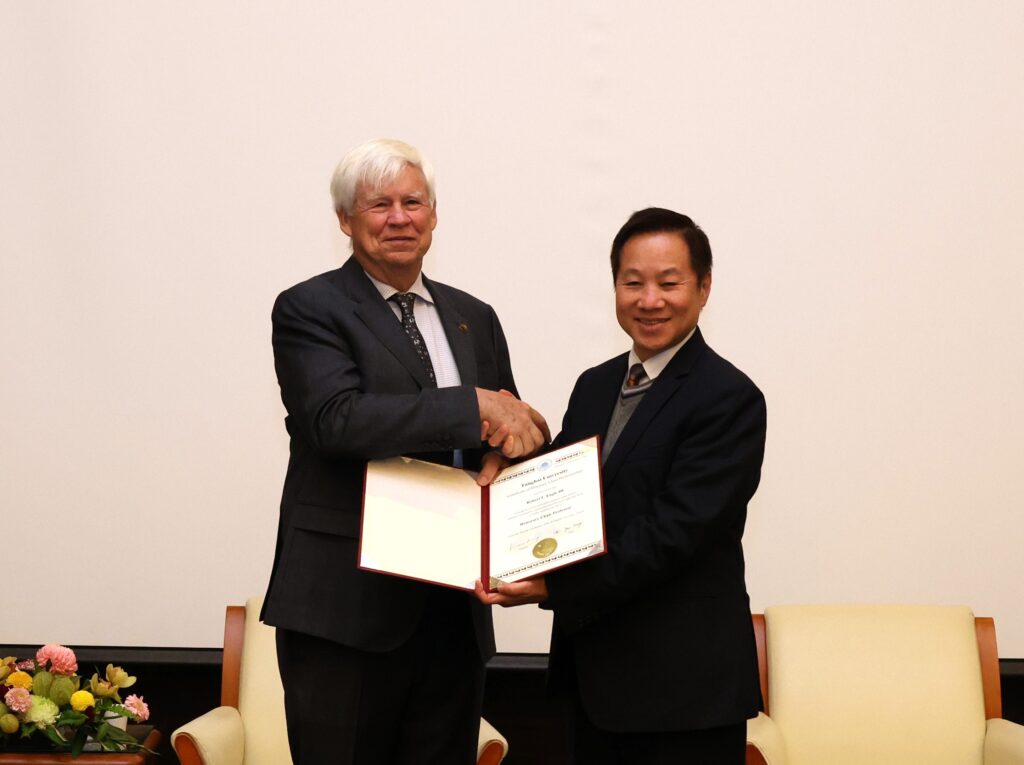 %E5%9C%96%E8%AA%AA%E4%BA%94%EF%BC%8C%E5%BC%B5%E5%9C%8B%E6%81%A9%E6%A0%A1%E9%95%B7%E8%A6%AA%E9%A0%92%E6%A6%AE%E8%AD%BD%E6%95%99%E6%8E%88%E8%81%98%E6%9B%B8%E5%8F%8A%E7%90%89%E7%92%83%E6%95%99%E5%A0%82%E7%B4%80%E5%BF%B5%E5%93%81%E4%BA%88 Engle%E6%95%99%E6%8E%88%EF%BC%8C%E4%B8%A6%E8%A1%A8%E7%A4%BA%E5%A4%A7%E5%AD%B8%E6%87%89%E6%88%90%E7%82%BA