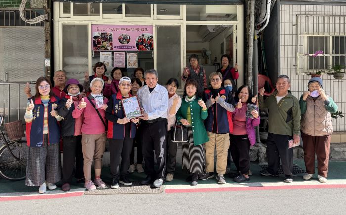 《圖說》立春送暖佛教正心會公益關懷萬華區騰雲里老人致贈加菜金及物資,大家一起恭誦佛號。〈正心會提供〉