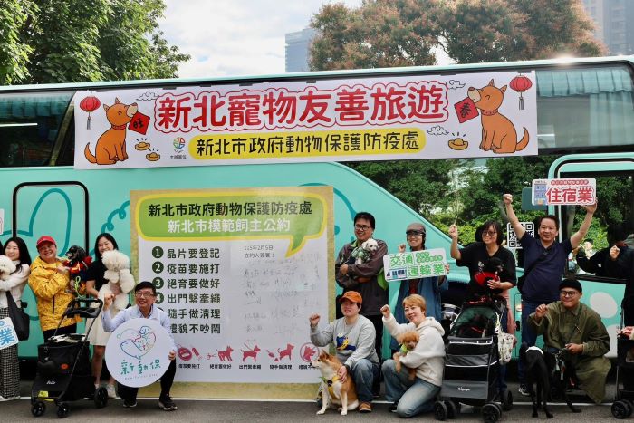 《圖說》飼主簽署模範飼主公約。〈農業局提供〉