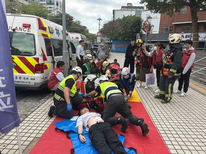 《圖說》演練驗證雙北市在緊急事故應變、運輸安全防護、橫向溝通聯繫及大量傷患救援等聯防機制之完整性。〈新北市府提供〉