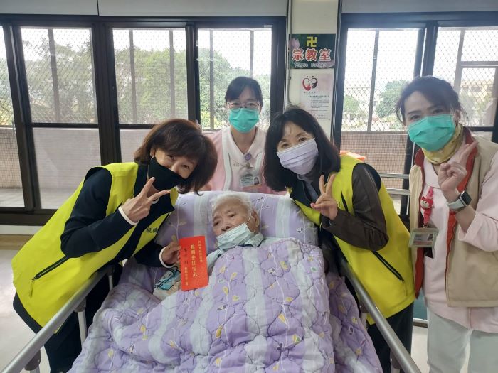 《圖說》住院的榮民伯伯見到榮家主任親自到訪，宛如家人前來探望般感動。〈板橋榮家提供〉