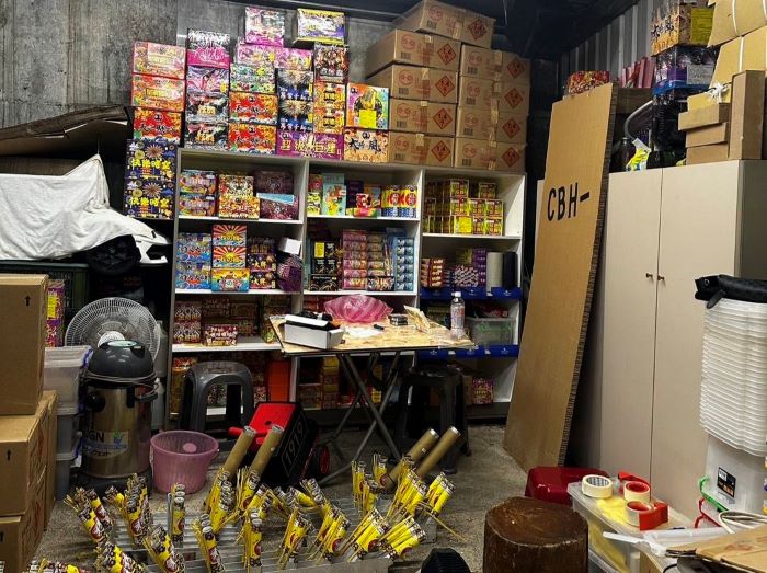 《圖說》新北消查獲萬里區一處鐵皮建築倉庫逾1700公斤的各式爆竹煙火。〈消防局提供〉