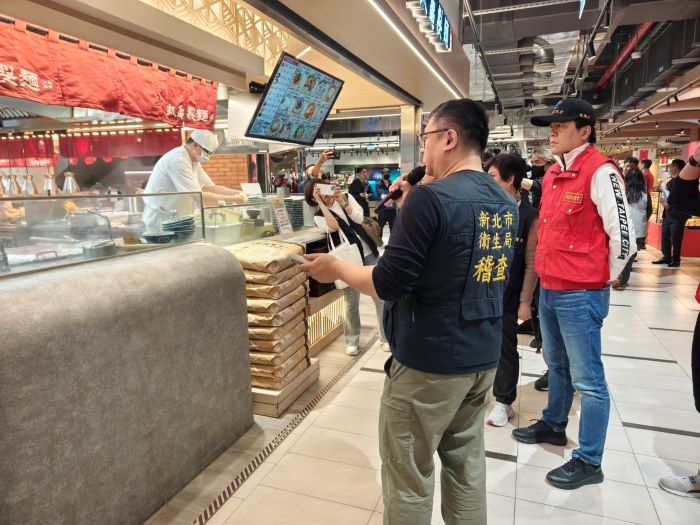 《圖說》聯合稽查重點項目包括；食品標示與儲存環境是否符合衛生標準、肉品產地是否清楚標示。〈消防局提供〉