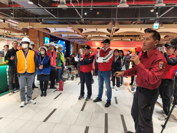 《圖說》副市長朱惕之〈中右〉、消防局長陳崇岳〈中左〉聽取聯合稽查重點項目說明。〈消防局提供〉