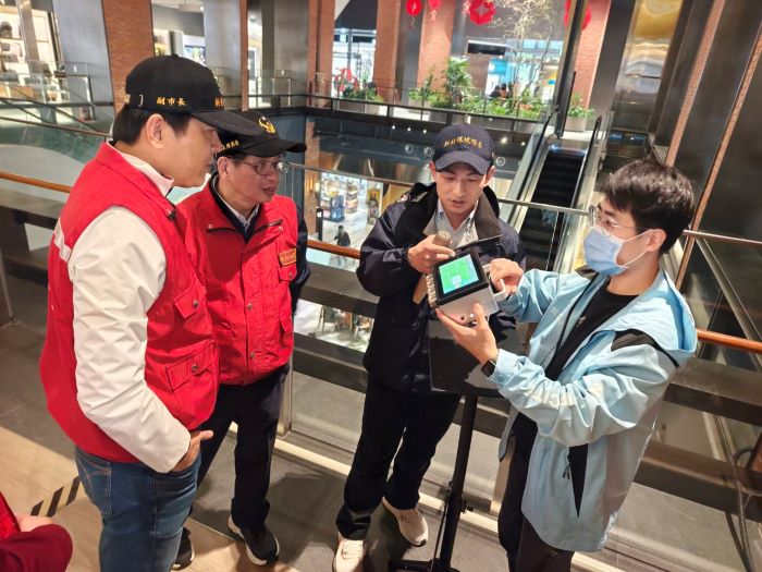 《圖說》副市長朱惕之、消防局長陳崇岳關心聯合稽查重點項目。〈消防局提供〉