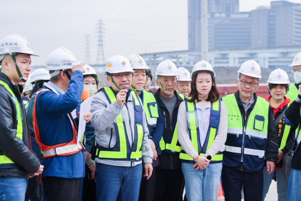 %E6%96%B0%E5%8C%97%E5%B8%82%E9%95%B7%E4%BE%AF%E5%8F%8B%E5%AE%9C%E5%BC%B7%E8%AA%BF%EF%BC%8C%E6%9C%AC%E6%A1%88%E6%A9%8B%E6%A2%81%E6%8E%A1%E7%94%A8%E7%9A%84%E9%A0%90%E9%91%84%E5%B7%A5%E6%B3%95%E5%8F%AF%E7%B8%AE%E7%9F%AD%E7%B4%8424%E5%80%8B%E6%9C%88%E7%9A%84%E5%B7%A5%E6%9C%9F%EF%BC%8C%E5%B8%82%E5%BA%9C%E4%B9%9F%E5%90%8C%E6%AD%A5%E9%80%B2%E8%A1%8C10%E5%BA%A7%E9%AB%98%E5%A3%93%E9%9B%BB%E5%A1%94%E4%B8%8B%E5%9C%B0%E5%B7%A5%E7%A8%8B%E7%9A%84120%E7%B1%B3%E5%9C%B0%E5%BA%95%E6%B4%9E%E9%81%93%E9%91%BD%E6%8C%96%EF%BC%8C%E6%9C%9F%E8%A8%B1%E5%B7%A5%E7%A8%8B%E5%A6%82%E6%9C%9F%E5%A6%82%E8%B3%AA%E5%AE%8C%E6%88%90