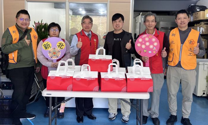 《圖說》林振生處長(左3)率責任區輔導員及社區服務組長參加榮民林凡瑋(右3)捐贈春節愛心水餃儀式。〈新北榮服處提供〉