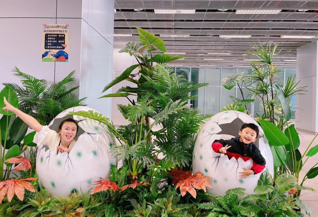 %E9%AB%98%E9%9B%84%E8%BB%8A%E7%AB%99%E3%80%8C%E6%96%B0%E9%AB%98%E5%9F%95%E3%80%8D%E6%89%93%E9%80%A0%E5%A4%A7%E5%9E%8B%E8%A3%9D%E7%BD%AE%E8%97%9D%E8%A1%93%EF%BC%8C%E8%A6%AA%E5%AD%90%E4%BA%92%E5%8B%95%E6%BB%BF%E5%88%86%EF%BC%8C%E9%82%80%E6%B0%91%E7%9C%BE%E4%BE%86%E9%AB%98%E9%9B%84%E5%85%B1%E4%BA%AB%E5%B0%88%E5%B1%AC%E5%B9%B4%E7%AF%80%E8%B5%B0%E6%98%A5%E5%9B%9E%E6%86%B6