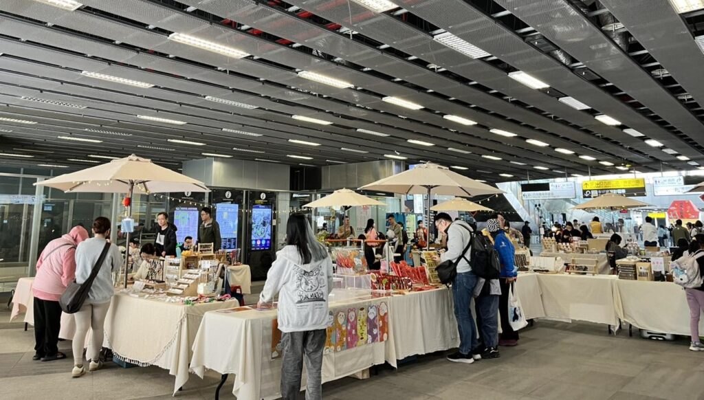 %E9%AB%98%E9%9B%84%E8%BB%8A%E7%AB%99%E6%96%B0%E9%AB%98%E5%9F%95%E5%8D%97%E5%BB%A3%E5%A0%B4%E6%89%93%E9%80%A0%E3%80%8C%E6%96%B0%E6%98%A5%E7%89%B9%E8%89%B2%E5%B8%82%E9%9B%86%E3%80%8D%EF%BC%8C%E6%8D%B7%E9%81%8B%E5%87%BA%E7%AB%99%E5%8D%B3%E5%8F%AF%E6%8A%B5%E9%81%94%EF%BC%8C%E8%A6%8F%E5%8A%83%E8%B5%B0%E6%98%A5%E8%A1%8C%E7%A8%8B%E7%84%A1%E8%B2%A0%E6%93%94