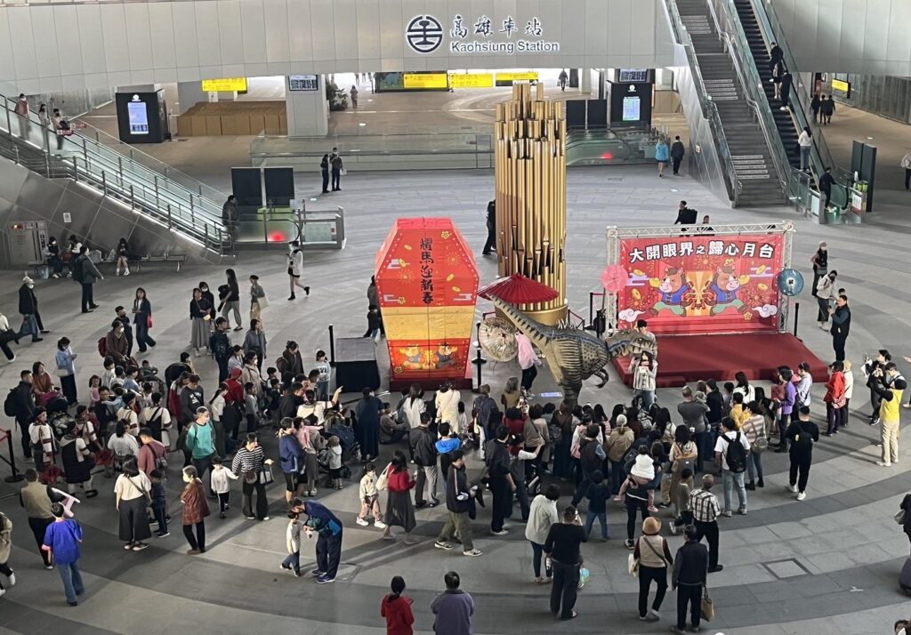 %E9%AB%98%E9%9B%84%E8%BB%8A%E7%AB%99%E5%95%86%E5%9C%88%E5%8A%9B%E5%B4%9B%E8%B5%B7%EF%BC%8C%E6%96%B0%E9%AB%98%E5%9F%95%E5%8C%AF%E8%81%9A%E4%BA%BA%E6%B5%81%E8%88%87%E8%97%9D%E8%A1%93%E6%B0%A3%E6%81%AF%EF%BC%8C%E5%A0%B4%E5%9F%9F%E5%85%A8%E6%96%B0%E5%8D%87%E7%B4%9A%EF%BC%8C%E6%89%93%E9%80%A0%E9%AB%98%E9%9B%84%E7%89%B9%E8%89%B2%E6%96%B0%E5%9C%B0%E6%A8%99