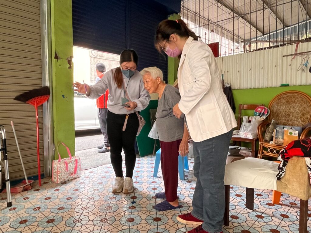 %E5%9C%96%E8%AA%AA4%EF%BC%9A%E5%B1%8F%E6%9D%B1%E6%A6%AE%E7%B8%BD%E5%80%8B%E7%AE%A1%E5%B8%AB%E5%8D%94%E5%8A%A9%E9%81%BA%E7%9C%B7%E5%81%9A%E5%9F%BA%E6%9C%AC%E5%81%A5%E5%BA%B7%E6%AA%A2%E6%B8%AC 0