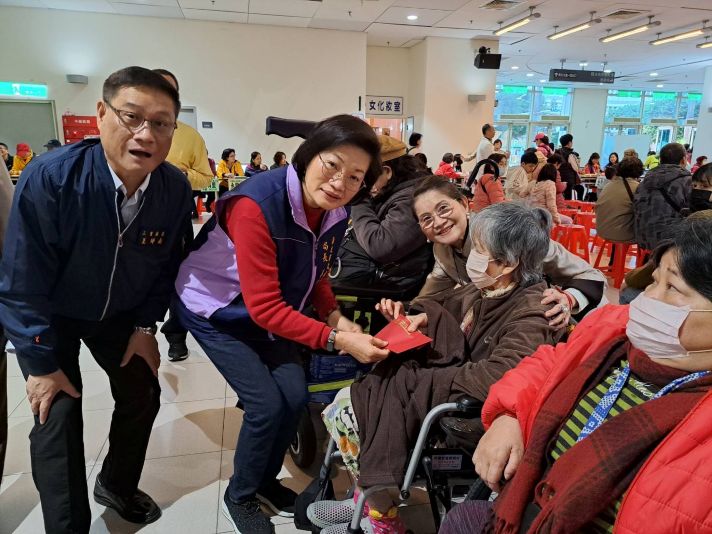 《圖說》李美珍局長、王坤南區長和鄭呂碧雪理事長一起致贈關懷金給弱勢戶。〈社會局提供〉