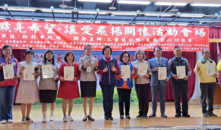 《圖說》李美珍局長頒贈感謝狀給所有贊助單位。〈社會局提供〉