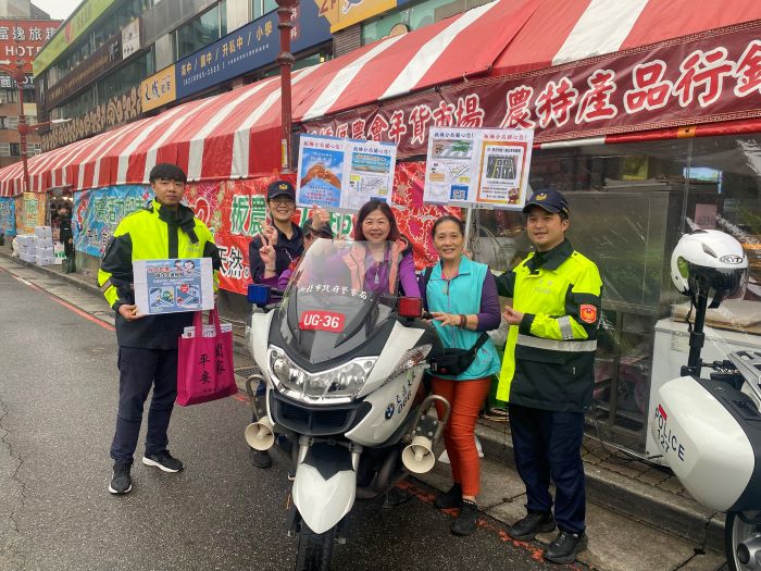 《圖說》板橋警利用春節連續假期前，主動走進民眾年貨採買點，向各年貨展售商家及採購市民擴大宣導。〈板橋分局提供〉
