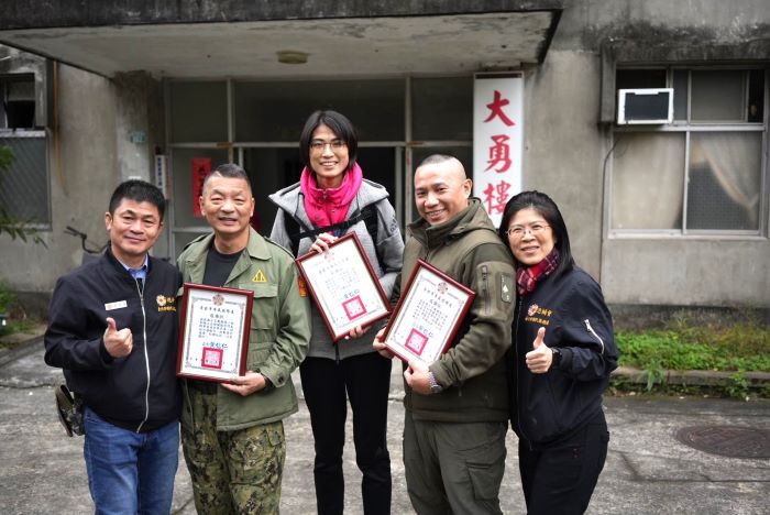 《圖說》臺北市榮服處服務組長辜雅貞〈右一〉與圖中左范盛為、圖中吳佩真、圖中右陳育誠等組員合影。〈臺北市榮服處提供〉·