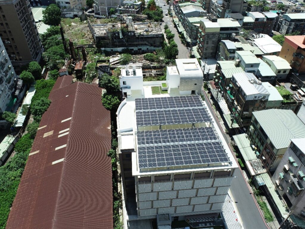 %E9%B4%BB%E6%B5%B7%E7%B2%BE%E5%AF%86%E5%B7%A5%E6%A5%AD%E6%96%BC%E7%B6%A0%E5%BE%AA%E7%92%B0%E5%A4%A7%E6%A8%93%E8%A8%AD%E7%BD%AE%E5%A4%AA%E9%99%BD%E8%83%BD%E7%99%BC%E9%9B%BB%E7%B3%BB%E7%B5%B1%EF%BC%8C%E7%B5%90%E5%90%88%E5%84%B2%E8%83%BD%E8%88%87%E5%85%85%E9%9B%BB%E6%A8%81%E6%89%93%E9%80%A0%E6%99%BA%E6%85%A7%E5%BE%AE%E9%9B%BB%E7%B6%B2%EF%BC%8C%E6%8F%90%E4%BE%9B%E7%A9%A9%E5%AE%9A%E7%B6%A0%E8%89%B2%E8%83%BD%E6%BA%90%E3%80%82