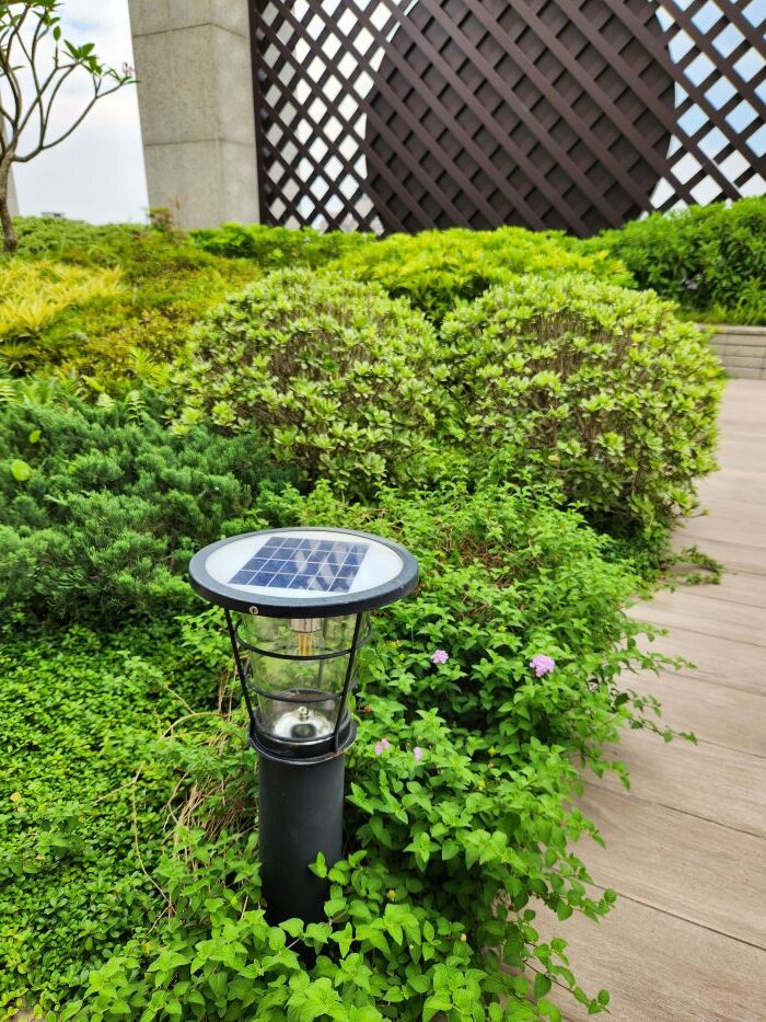 《圖說》社區公共區域使用太陽能庭園燈，善用再生能源，節省夜間電費使用。〈環保局提供〉