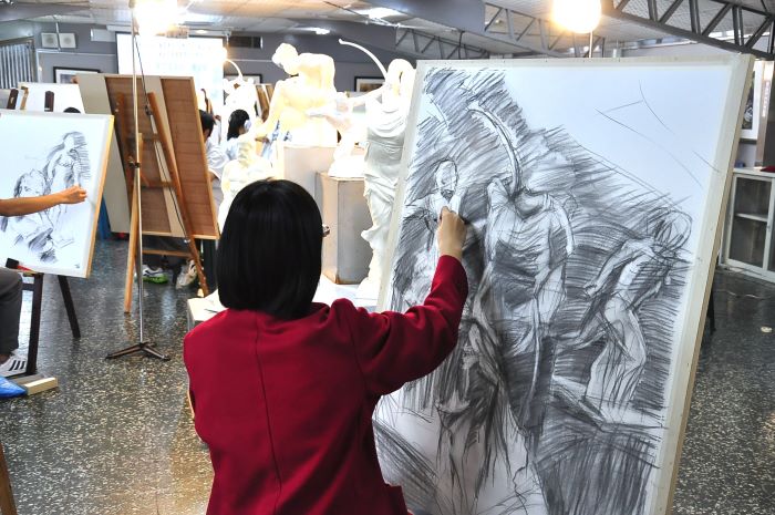 《圖說》復興商工美術科藝術生活應用專班素描練習。〈教育局提供〉