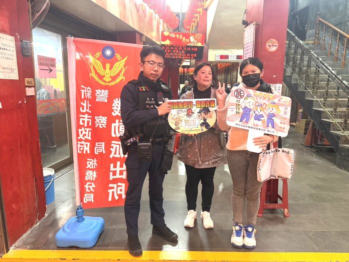《圖說》板橋警「機動派出所」春節期間溫馨服務不打烊，讓轄區民眾安心過好年。〈板橋分局提供〉