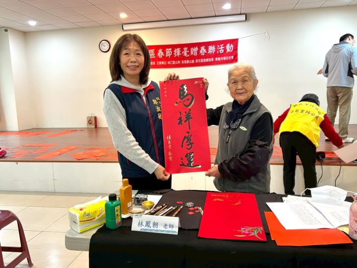 《圖說》林口鄭淑敏區長到各揮毫場次宣傳新北馬年春聯「馬祥厚運」，台語諧音「馬上好運」。〈林口區公所提供〉