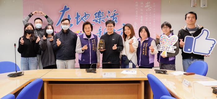 《圖說》李美珍局長感謝思安慈善服務協會團隊,右1為新北市街友外展中心主任張哲榮。〈社會局提供〉