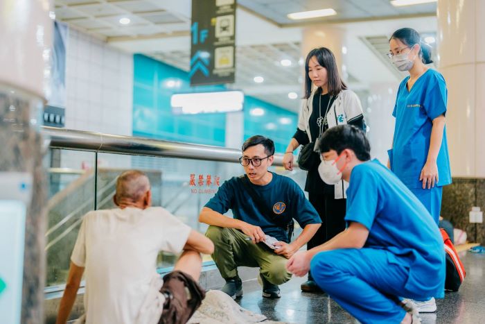 《圖說》臺灣思安慈善服務協會結合醫師、護理師,定期訪視街友主要活動地點,並提供專業醫療評估及治療。〈社會局提供〉