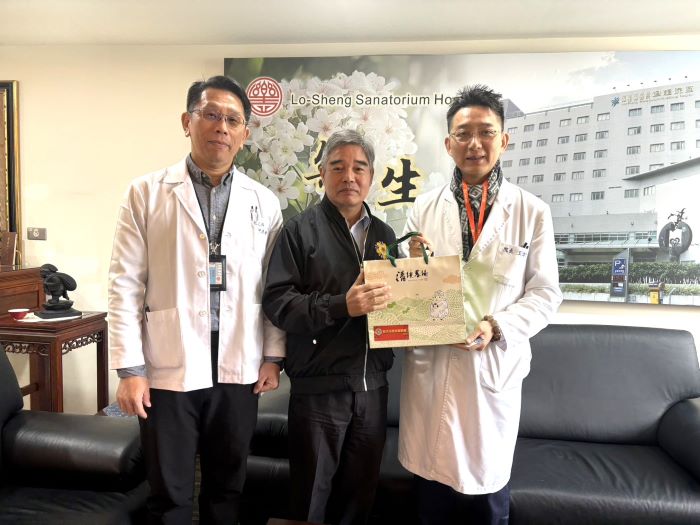 《圖說》林振生處長(中)拜會樂生療養院王偉傑院長(右)以及社會工作科主任何政祐(左),感謝其長期協助守護新北市榮民眷。〈新北榮服處提供〉