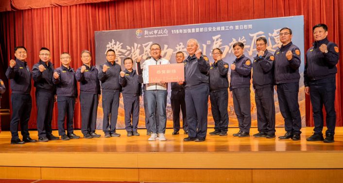 《圖說》市長侯友宜頒贈警察局，由局長方仰寧代表受頒，14位分局長一同上台。〈警察局提供〉